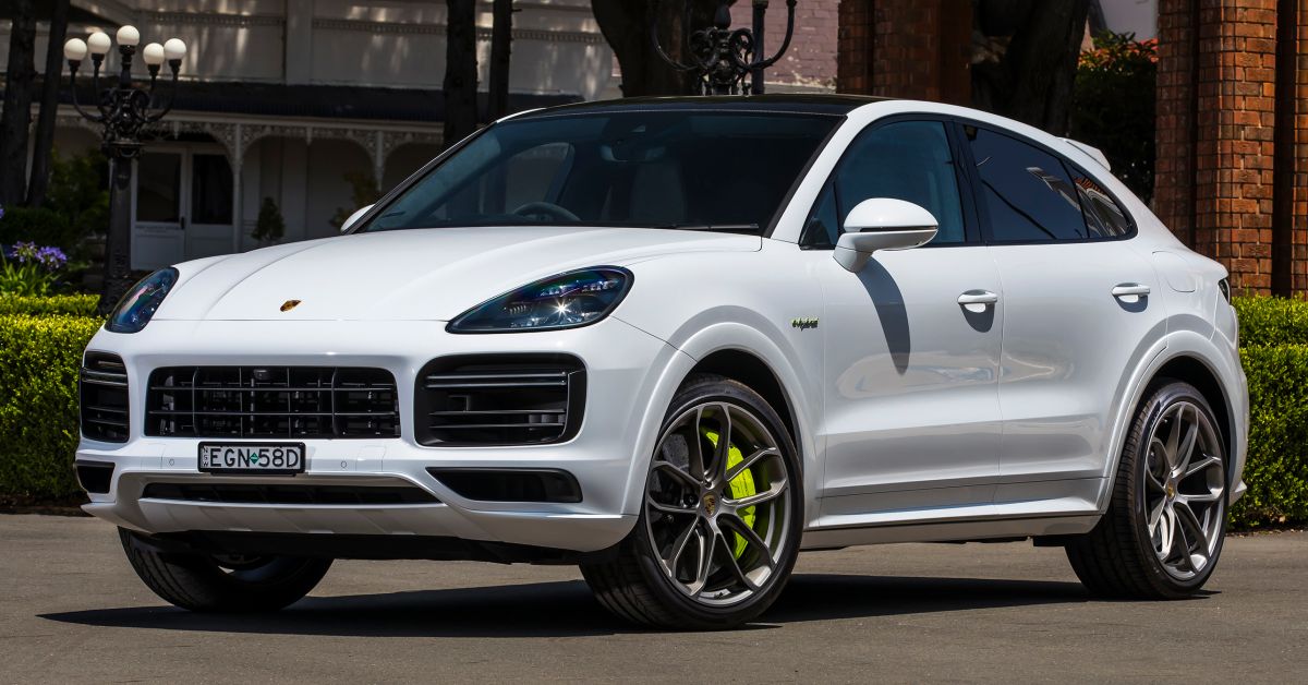 2021 porsche cayenne e hybrids larger 17 9 kwh battery 30 more pure electric range up to 48 km